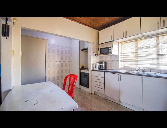 3 BEDROOM HOUSE FOR SALE IN BEZUIDENHOUT VALLEY